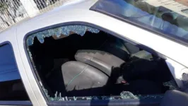 Janela do veículo quebrou toda após mulher jogar uma pedra. 
