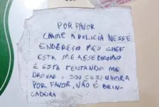 Bilhete que a mulher escreveu e entregou junto a pedido de socorro