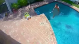 Câmeras flagraram invasor nadando pelado.