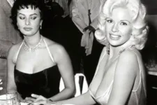 Sophia Loren de olho no decote de Jayne Mansfield. Foto de 1957 é usada na internet para representar a inveja. 