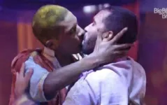 Lucas Penteado e Gilberto se beijam durante festa do BBB 
