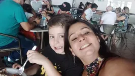 Mãe e filho se reencontram após sumido do menino com o pai.