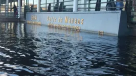 Imagem do Porto de Manaus inundado pela cheia do rio.