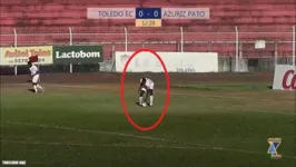 Zagueiro pegando a bola com a mão em sua própria área