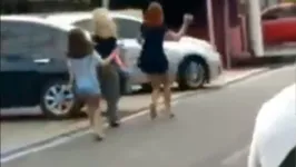 Fato foi filmado por ocupantes de outro carro