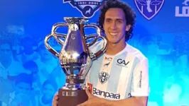 Bicampeão paraense, Nicolas apresenta a nova camisa do Paysandu.