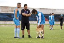 Cachorrinho entra no gramado do Diogão e recebe o carinho dos jogadores do Paysandu