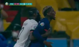 Momento de "carinho" entre os dois jogadores