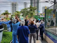 Manifestantes passaram por vários hospitais e receberam apoio dos colegas