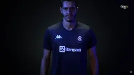  Capitão do Clube do Remo, volante Lucas Siqueira foi um dos destaques no lançamento do uniforme usado em 2021. 
