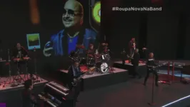 Homenagem aconteceu durante apresentação da música "Os Corações Não São Iguais"