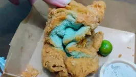 Mulher recebeu uma toalha empanada, entregue no lugar de um frango frito.