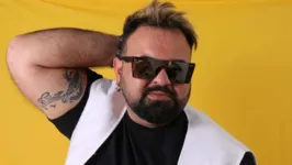 Rico comemora canções que já estão tocando nas rádios