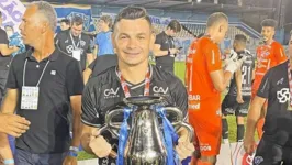 Meia Ruy ostenta o trofeu conquistado pelo Paysandu no Campeonato Paraense.