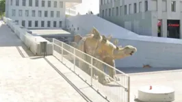 Imagem ilustrativa da notícia Homem morre ao ficar preso dentro de estátua de dinossauro