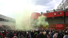 Torcedores invadiram o estádio e cercam os arredores do Old Traford