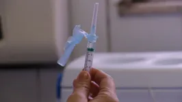 As reações às vacinas contra a covid-19 mais comuns, segundo a Sociedade Brasileira de Imunizações (SBim),  incluem dor ou sensibilidade e inchaço no local da injeção, além de febre baixa e dor no corpo.