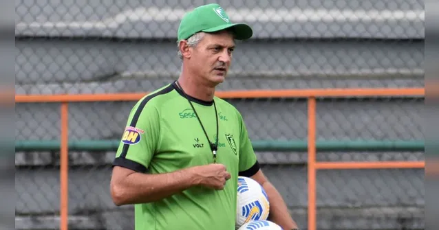 Imagem ilustrativa da notícia Lisca Doido pede demissão e chora no adeus ao América-MG