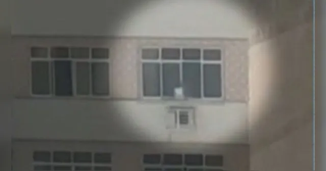 Imagem ilustrativa da notícia Avô coloca menina de 2 anos no parapeito e fecha janela