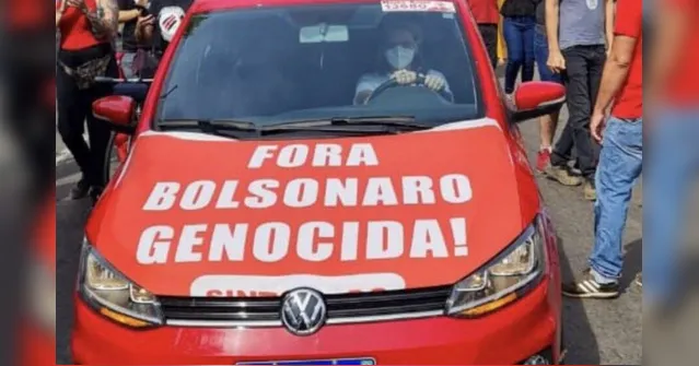 Imagem ilustrativa da notícia Professor é preso ao recusar tirar adesivo contra Bolsonaro