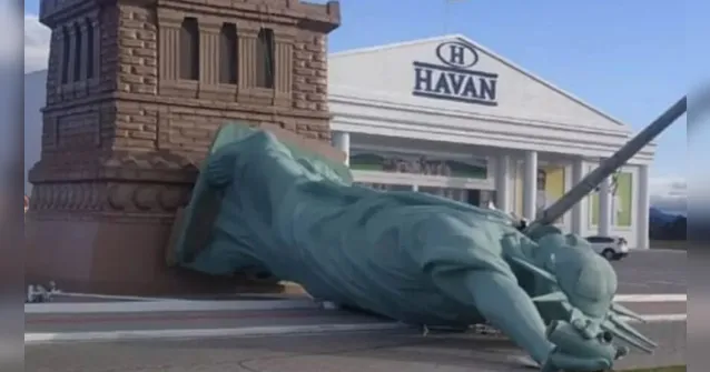 Imagem ilustrativa da notícia Estátua da Liberdade de loja da Havan desaba no RS