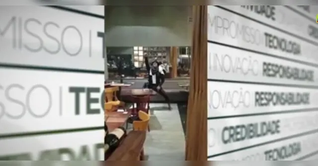 Imagem ilustrativa da notícia Homem armado no Shopping Boulevard dançou durante surto