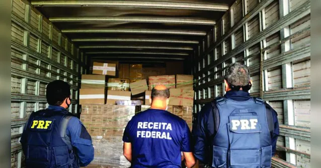 Imagem ilustrativa da notícia PRF apreende milhares de calçados piratas em Santa Maria 