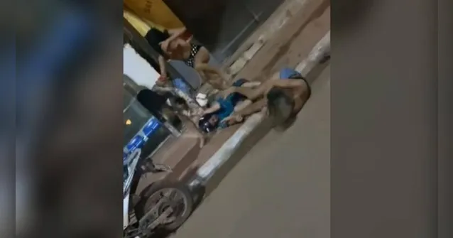 Imagem ilustrativa da notícia Travesti é agredida e colegas revidam agressão de caloteiro