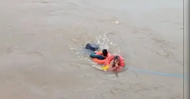 Imagem ilustrativa da notícia Vídeo: Embarcação naufraga e professor é resgatado no Pará