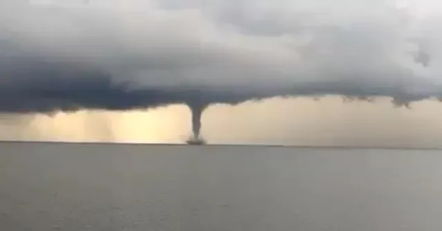 Imagem ilustrativa da notícia Vídeo: Tromba d'água gigante surpreende em Santarém