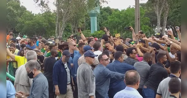 Imagem ilustrativa da notícia Bolsonaro faz campanha em evento oficial e ataca Lula
