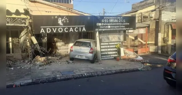 Imagem ilustrativa da notícia Motorista perde o controle e invade casas na Pedreira