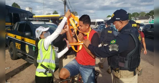 Imagem ilustrativa da notícia Ciclistas recebem coletes refletivos em ação da PRF no Pará