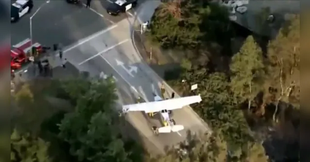 Imagem ilustrativa da notícia Avião pousa em meio a dezenas de carros em rodovia. Veja!