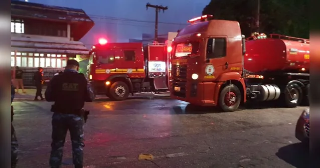 Imagem ilustrativa da notícia Via da Almirante Barroso é fechada para combate a incêndio