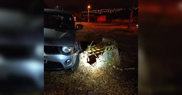 Imagem ilustrativa da notícia Homem bate carro, abre a porta cai em poço de 15 metros