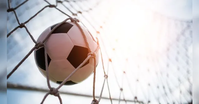 Imagem ilustrativa da notícia Bola e bala: jovem é morto com 10 tiros em campo de futebol