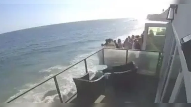 Imagem ilustrativa da notícia VÍDEO: sacada à beira-mar desaba com 15 pessoas em Malibu