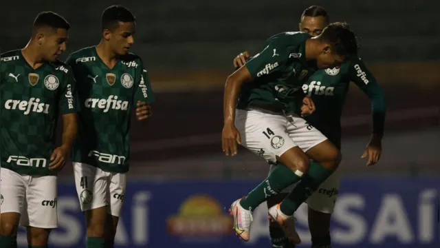 Imagem ilustrativa da notícia Palmeiras vence e ganha sobrevida no Paulistão. Veja o gol!