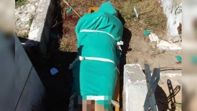 Imagem ilustrativa da notícia Jovem de 22 anos é achada com a cabeça esmagada em cemitério 