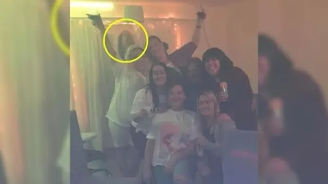 Imagem ilustrativa da notícia Mulher tira foto com amigas e "fantasma" aparece na cortina