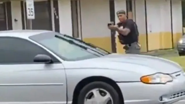 Imagem ilustrativa da notícia Vídeo: policial chora após matar mulher que atirou nele