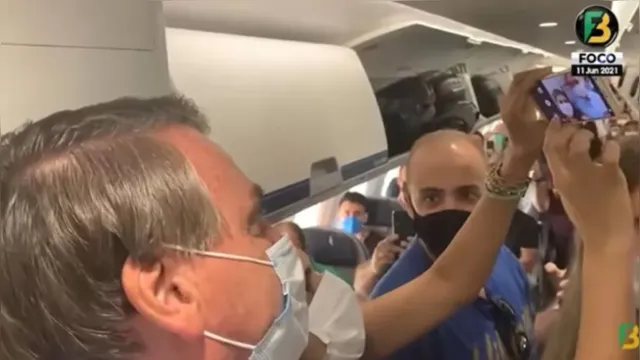 Imagem ilustrativa da notícia Vídeo: Bolsonaro é vaiado em avião e xinga passageiros