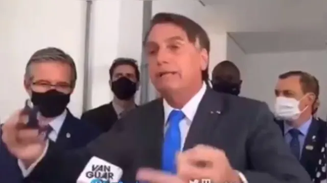 Imagem ilustrativa da notícia Bolsonaro tira a máscara e manda repórter calar a boca. Veja