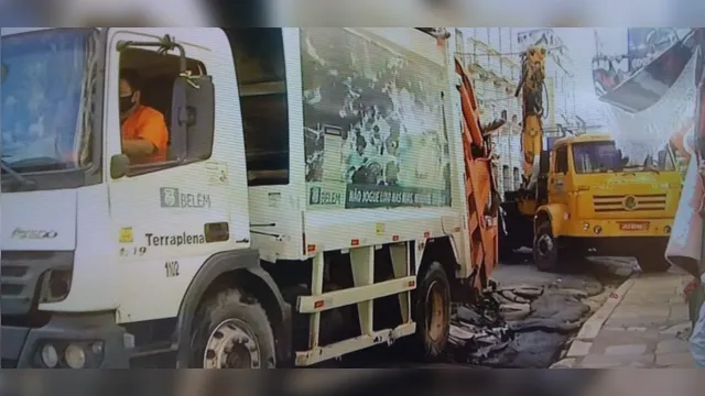 Imagem ilustrativa da notícia Caminhão de lixo cai em buraco e estoura cano em Belém 