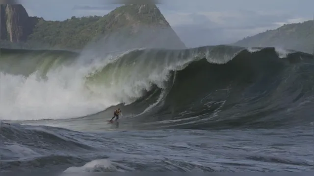 Imagem ilustrativa da notícia Surfistas domam onda gigante na Baía de Guanabara. Veja!