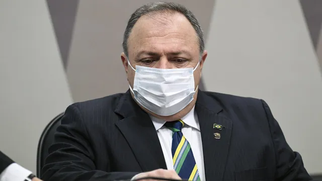 Imagem ilustrativa da notícia Pazuello
tenta blindar Bolsonaro, reage a Renan e mente