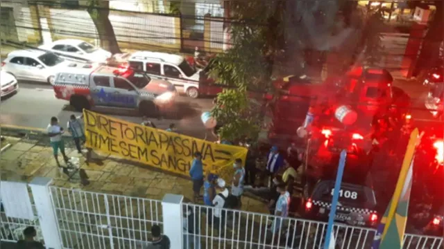 Imagem ilustrativa da notícia Torcida protesta contra diretoria do Paysandu na sede