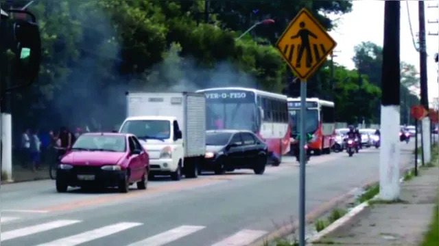 Imagem ilustrativa da notícia Ônibus pega fogo no bairro da Pratinha. Veja o vídeo