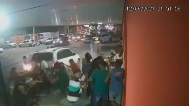 Imagem ilustrativa da notícia Vídeo: carro desgovernado invade bar e deixa oito feridos